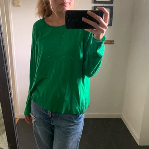 En grön sticka långärmad tröja - En snygg och skön långärmad stickad tröja från zara. Den är i bra skick men får inte så mycket användning för den längre. Frakt ingår inte i priset.