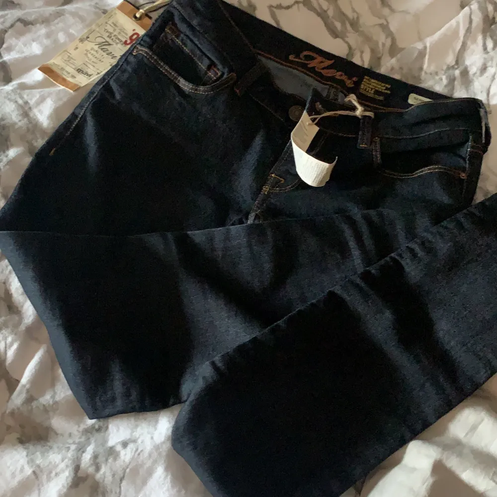 Super fina, aldrig använda bara testade, laddar kvar (förutom prislapp) skinny, mörk blåa, för små för mig där av säljs. Jeans & Byxor.