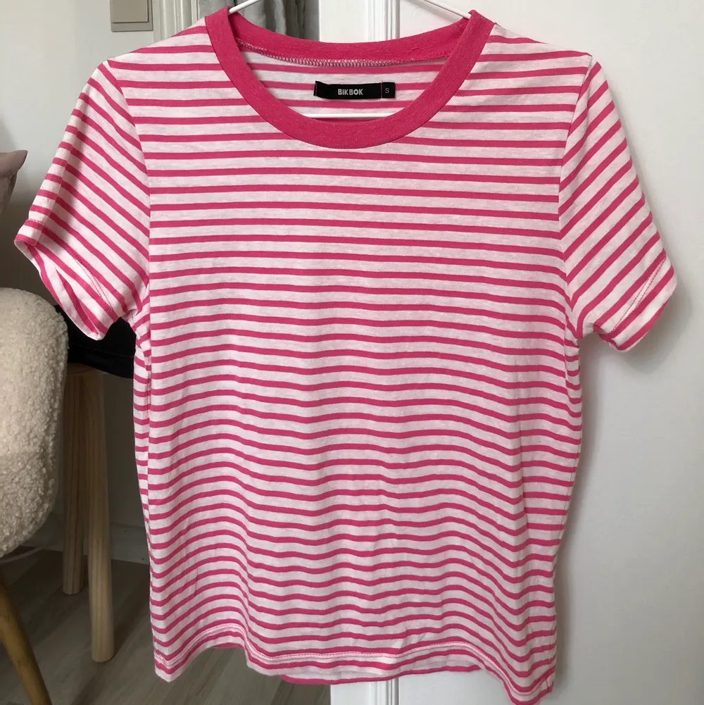 En rosa-vit-randig t-shirt i storlek S från bikbok. Endast använd ett fåtal gånger och är i fint skick!. T-shirts.