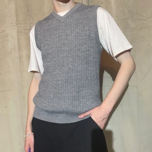 Stickad väst - Grå stickad väst, fin passform och kvalite. Jag är 182cm lång.