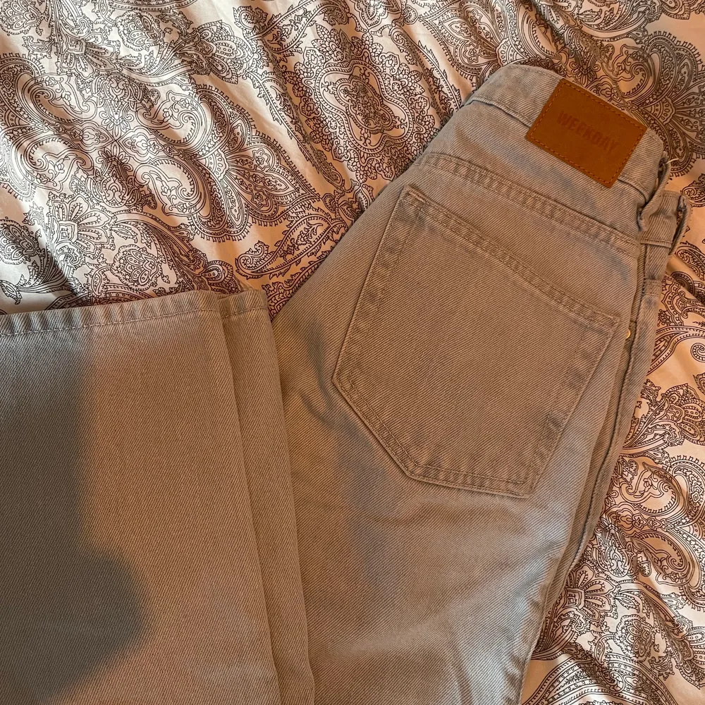 Rowe jeans med slits super snygga men tycker dom är lite för långa på mig, första bilden är lånad den sista är på mig, jag är 162 typ så om du är lite längre passar dom nog bra dom är i nyskick (kan posta spårbart 66kr). Jeans & Byxor.