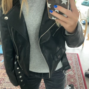 Skin jacka  - Säljer den här jättefina skinnjacka då den inte längre kommer till användning för fler frågor eller bilder kontakta ❤️❤️i super bra skick 💗💗