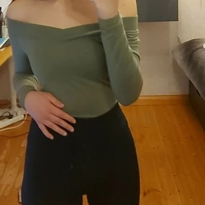 Grön tröja - Grön off shoulder tröja från gina tricot, strl XS, bra skick, stretching material, skön