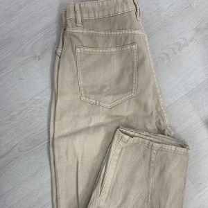 Beige Jeans- h&m - Beiga jeans från Hm. Aldrig använda, prislapp kvar. Skriv för fler bilder<3