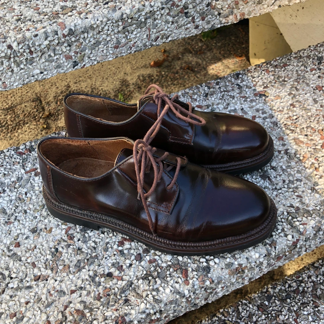 vinröda/bruna derby skor - 91