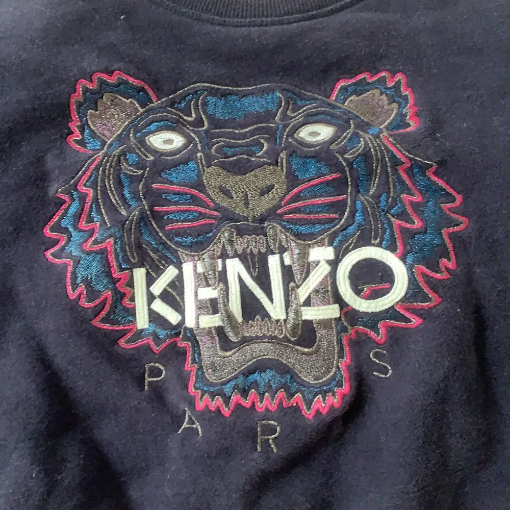 Tyvärr har den här super fina Kenzo tröjan blivit alldeles för liten💗 säljes för 290 kr inklusive frakt💗. Tröjor & Koftor.