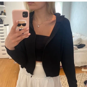 Zip up hoodie - LÅNAD BILD! Säljer en svart zip up hoodie från zara. Den är köpt här på Plick men den kommer aldrig till användning hos mig. Det syns att den är använd men forfarande fin! Säljer för 80kr+frakt