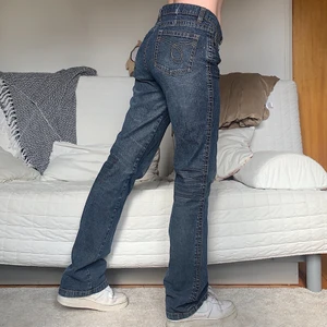 Baggy Jeans - Säljer dessa snygga jeans i storlek L! 90cm midja och 86cm innerbenslängd! Jag på bilderna är 172cm och brukar bära storlek 38/W28/S-M❤️