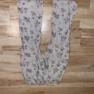 Vida pyjamasbyxor! - Mina absolut skönaste byxor som tyvärr är försmå för mig! Är i bra skick!🌟🌟 är i strl M men passade mig när jag hade S.