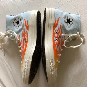 Converse 70s high fire  - Supersnygga Converse i 70s high modellen, i ljusblå färg med eld och leopardmönster på. Helt oanvända, fel storlek för mig tyvärr 