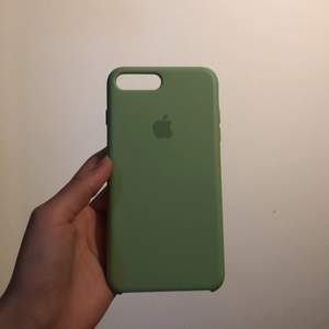 En jättefint iPhone 8+ skal i en pastel grön färg , den är fake , den är i jättebra skick och har andvänts i ca 2 månader 