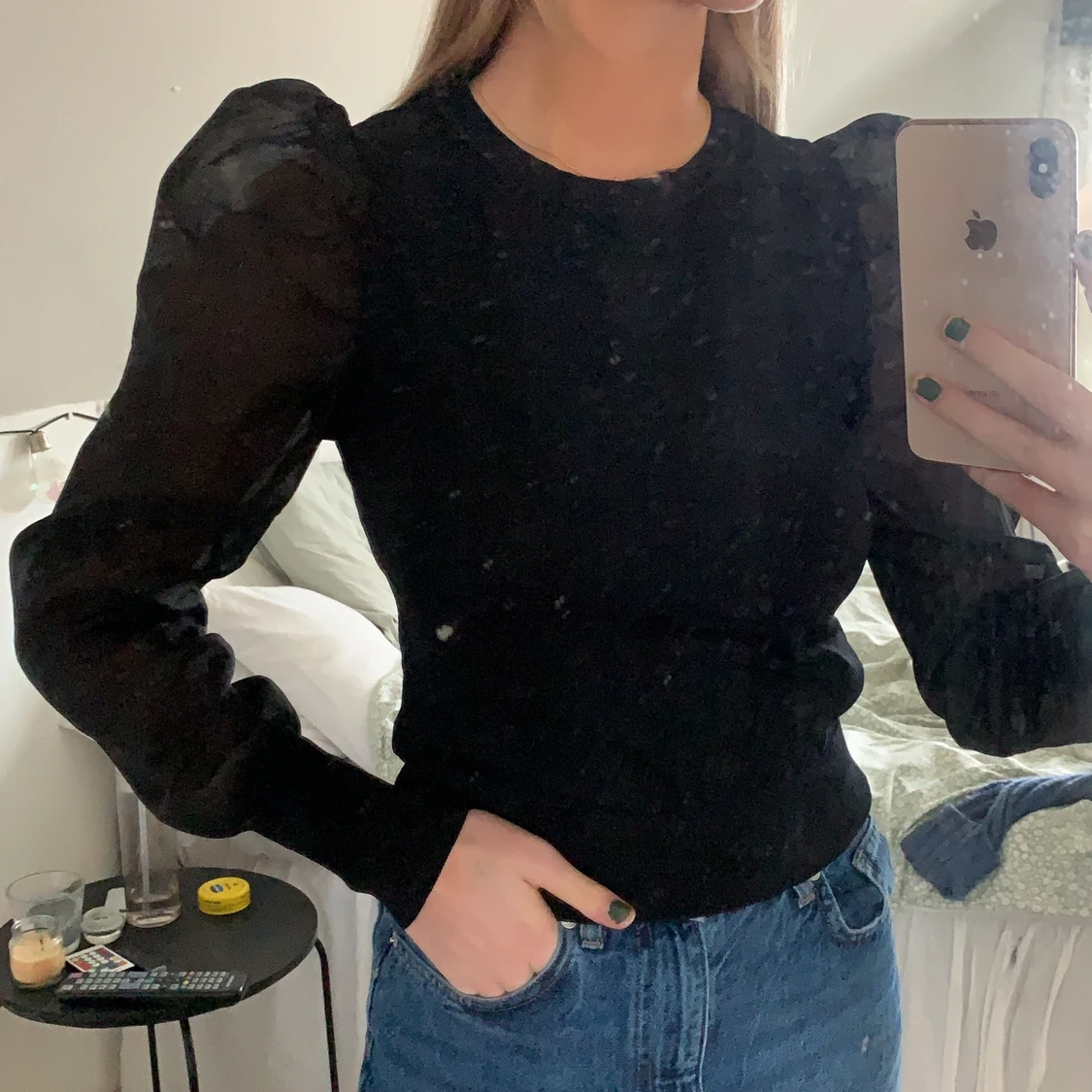 Svart blus/topp med puffärmar  - 90