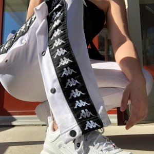 Kappa banda  - Säljer mina kappa byxor, supersköna och snygga! STORLEK S (De är en knapp som du kan dra isär, de var så när jag köpte dem men de var slut i lager så skickade en tillbaka. De sitter om du inte drar isär dem, man kan även limma. Men de har aldrig åkt ut för mig så inte vart något problem!) 