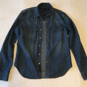 Mörkblå jeansskjorta XS - Mörkblå jeansskjorta i storlek XS. Bra skick!