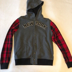 Ralph Lauren collagetröja S - Ralph Lauren collagetröja. På lappen står det XL (18-20), men den sitter som en S. Bra skick (tappad knapp näst längst ned, syns knappt)!