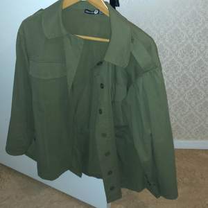 Militär jacka i storleken S. Den är köpt från boohoo och använt den endast 2-3 gånger. Säljer pga flytt.