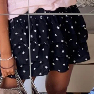 Volangkjol - Stjärnvolangkjol köpt på hm för tre år sen så finns inte längre👍🏼 Tre volanger ganska lång på mig. Xs/s (barnstorlek)