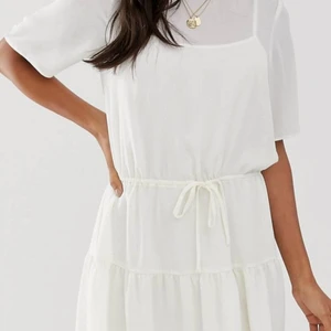 Vit klänning  - Inbyggd innerklänning med justerbara axelband. Gillar den jättemycket men inte fått användning av den. Oanvänd med lappen kvar + extraknapp till knäppningen i nacken. Köpt från Asos för 411 kr, men finns ej kvar. Dragsko så passar nog folk från strl 38-40. Köparen står för frakt, väger inte mycket men osäker på pris. 