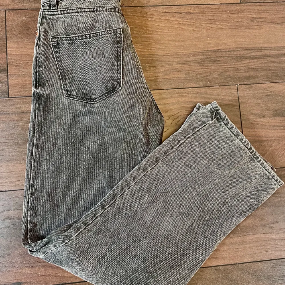 Monki Yoko Washed Black jeans i bra skick. Säljer då de blivit för små för mig. Frakt tillkommer! Storlek: 25. Nypris: 400kr. Jeans & Byxor.