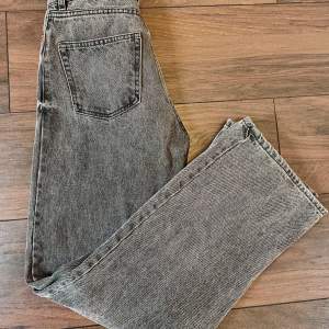 Monki Yoko Washed Black jeans i bra skick. Säljer då de blivit för små för mig. Frakt tillkommer! Storlek: 25. Nypris: 400kr