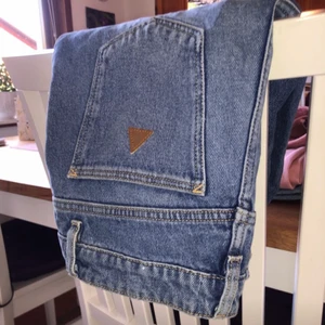 Abrand Jeans  - Hej! Jag säljer dessa Abrand jeans 94 high slim i storlek 34. Längden på jeansen räcker ända ner till ankeln och jag är 164cm. Använda Max 2ggr pågrund av att jag växt ur dem🥲 Ny köpta 899kr.