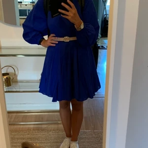 Blå klänning  - Blå klänning, beige bälte ingår inte. 