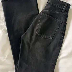 Populära mörkgrå Zara jeans i stl 34. Använda en gång så i nyskick. Rak modell o ngt högre i midjan. 