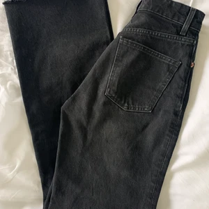 Zara jeans mörkgrå  - Populära mörkgrå Zara jeans i stl 34. Använda en gång så i nyskick. Rak modell o ngt högre i midjan. 