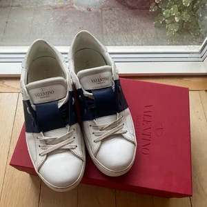 Valentino skor - Valentino rockstud, marinblåa. Köptes på Nathalie Schuterman för 5 295kr. Jätte bra skick, endast använda typ 3 gånger. Stl 36 men passar större oxå. Allt medföljer!🥰