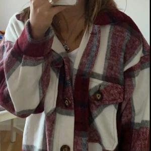 Rutig jacka - Rutig jacka frön shein köpt i höstas💕skick ny, säljer då den inte kommer till användning längre tyvärr💕 frakt 66