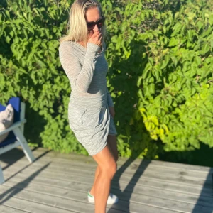 Klänning By Malene Birger - Gråmelerad klänning från By Malene Birger, stl L. Oklart om denna någonsin använts, trots att den är SÅ fin på! 100 % ull. Obs! Bild 3 är en produktbild för att visa modellen - färg och material stämmer inte på denna bild!