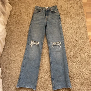 Str 34  - Jeans från zara . Långa . Köpte för inte så längesen och dom är knappt använda. Jätte fina . Sitter ganska tajt o fint vid låren och midjan sen blir dom pösigare. Köpte för cirka 399kr säljer för 250kr 🙂