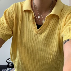 Vintage polo - Härlig tröja köpt second hand! Suuuuperfin färg men använder tyvärr inte längre … storlek M! Liten fläck vid höger bröst som knappt syns. Bud är bindande. Jag postar när jag ser pengarna på mitt konto 💛