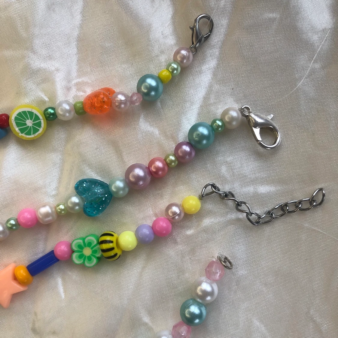 Pärlhalsband med berlocker - 90