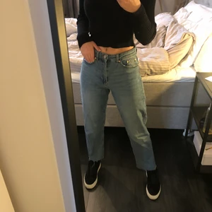 Blåa jeans  - Blåa straight fit jeans med rå kant från ellos, strl 34! Använda max 2 gånger därför mycket fint skick. Säljer för 200kr + eventuell frakt💕 Skriv privat för med info och bilder!