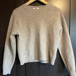 Jättefin tröja i 100%wool - Säljer denna jättefina tröja då den tyvärr är för liten för mig! Tröjan är i storlek S men passar XS också! Super bra nu till hösten och vintern ÄLSKAR färgen och den passar till ALLT! Tröjan är i sätte bra skick!💜💕