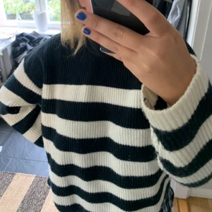 randig tröja  - asmysig randig stickad tröja, perfekt till hösten⭐️säljer pga den inte kommer till användning för mig 💕 den är köpt nyligen och endast använd 1 gång så kvaliteten är toppen (den nopprar sig lite men varit så sedan köpet) ⭐️⭐️ den är i L och jag skulle rekommendera att gå upp i storlek om du vill ha den lite större och mysigare 💕💕 du står för frakten, kan annars mötas upp i Stockholm!