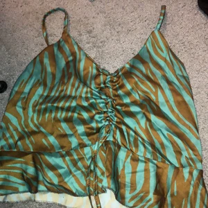 Gulligt linne - Gulligt grönbrunt linne i strlk xs/s som tyvärr är för litet för mig