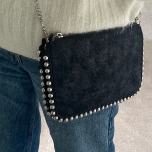 Zara väska - Väska från zara rymmer mycket. Väldigt bra skick. Kommer med ett långt band.💕 fråga privat för fler bilder. Köp direkt för 200