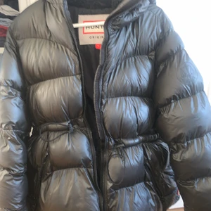 Hunter pufferjacka - Hunter puffer-vinterjacka. Fint skick. Finns i Örebro, kan fraktas med olika fraktalternativ.