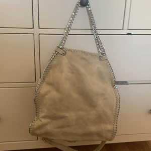 Stella McCartney inspirerad väska  - Beige med silvermedaljer.