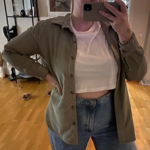 Mörkgrön Overshirt (H&M) - En mörkgrå overshirt/skjorta från H&M. Manchestertyg. Storlek L. True to size. Väldigt fin till hösten💕