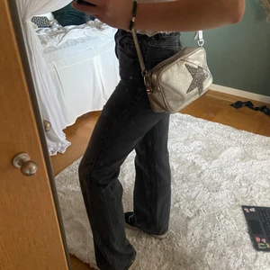 gråa raka zara jeans  - säljer dessa skitsnygga gråa raka jeansen från zara då de tyvärr inte används längre. långa på mig som är 168 cm. de är insydda i midjan ca en centimeter för att få en lite snyggare passform. byxorna är lite slitna därav priset💖 storlek 34 men skulle säga mer som en 36a. hör av er om ni är intresserade så kan jag skicka fler bilder💖 