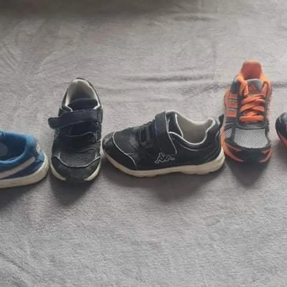 Blå puma strl 28 Svarta kappa strl 20 Grå/oranga Adidas strl 29. Kengät.