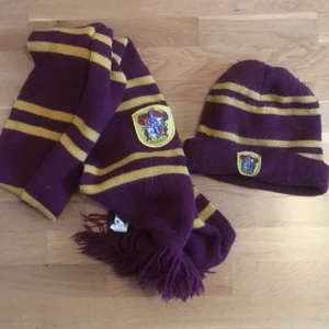 Gryffindor mössa och halsduk - Säljer det här settet med gryffindor mössa och halsduk. Välanvända men fortfarande i fint skick. Säljer båda två för 130kr + frakt. Bara att höra av sig om du har några frågor :D