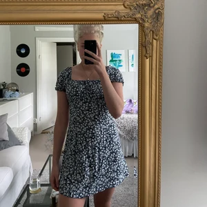 Blommig klänning - Söt blommig klänning från SHEIN. Säljer pga för kort för min smak (är 173cm). Endast använd ca 2 gånger som en topp