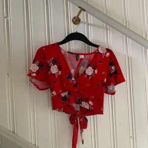 Sommartopp  - Säljer min fina topp som är perfekt till sommaren eller till hösten med en jacka över ❤️ Storlek 36. Hör av er vid intresse eller fler bilder ❤️ Nypris: 199kr