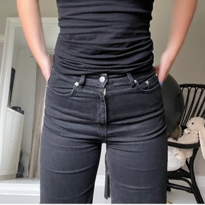 Svart jeans  - Säljer dessa jättefina jeans från lager 157 🖤 Otroligt sköna och bekväma, använda ett fåtal gånger! Storlek M och är 178 ⚡️ Köparen står för frakt ☺️