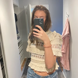 Fin topp från Zara - Jättefin beige stcikad/virkad topp från Zara med volanger💕 använd fåtal gånger och i jättefint skick!!💕💕💕