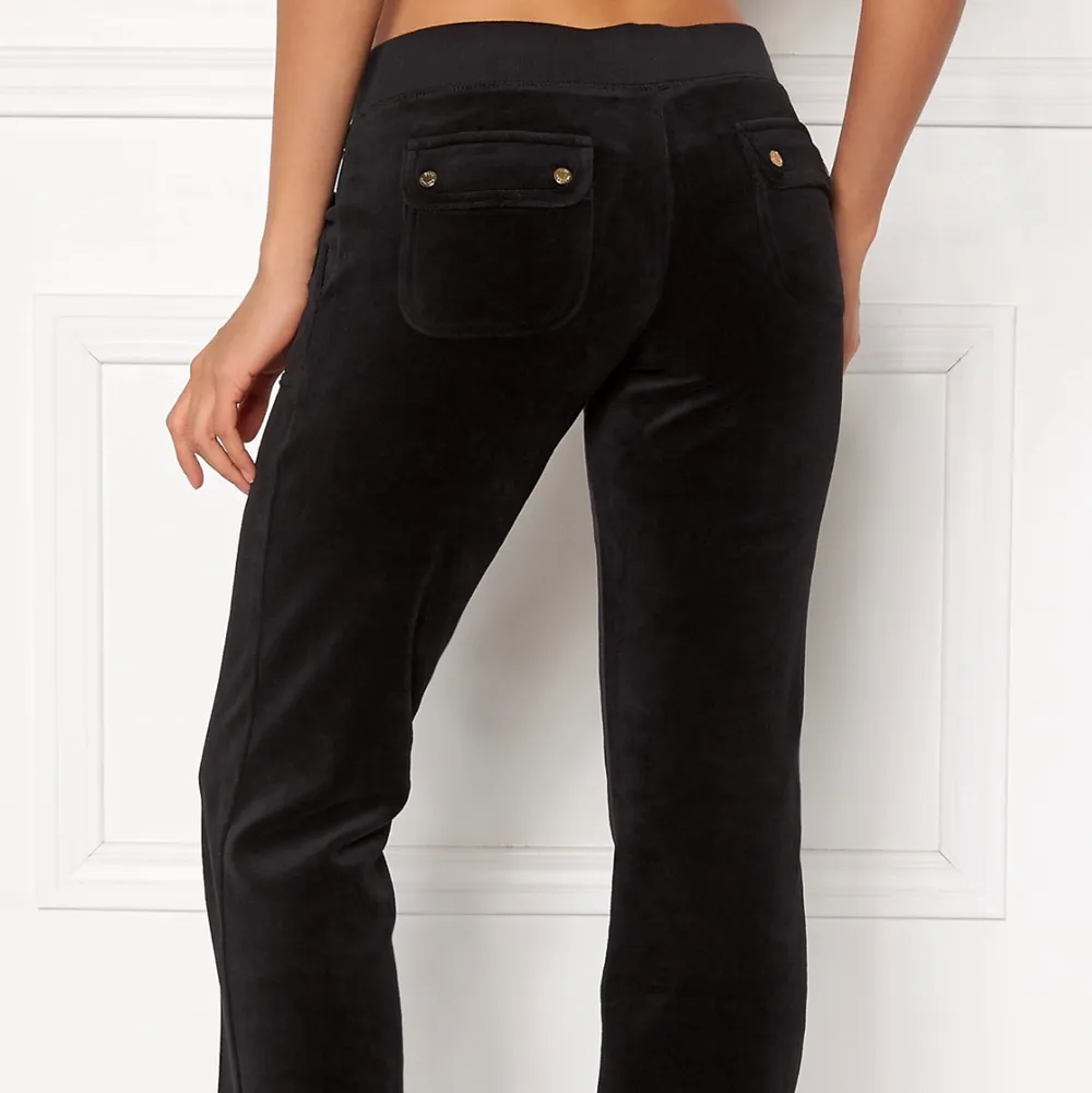 Hej,säljer mina svarta juicy couture byxor som är använda Max 10 gånger. Jätte fint skick🖤🖤dom är i strlk xs/s och sitter jätte fint. Säljer då ja har flera i andra färger(inte mina bilder så skriv om du är intresserad av att se mer) nypris : 1100. Jeans & Byxor.